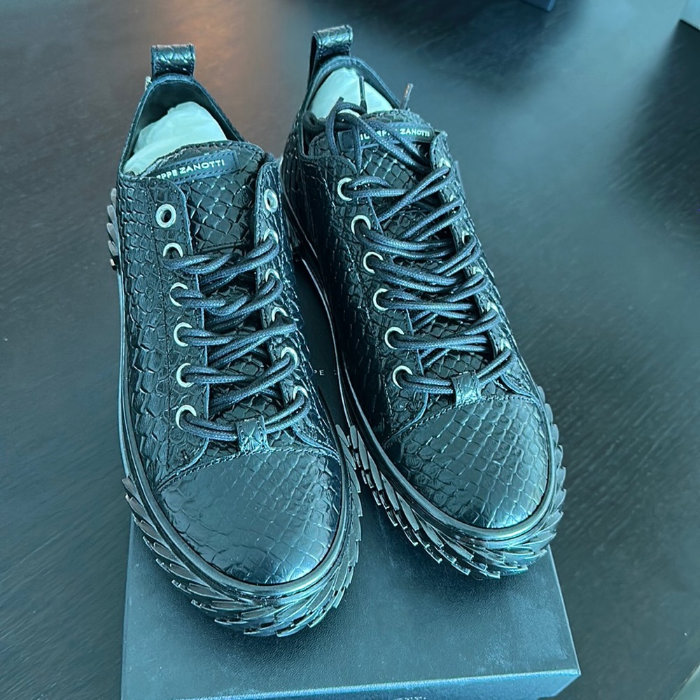 Giuseppe Zanotti  Laminated coal-grey leather with crocodile print size 11